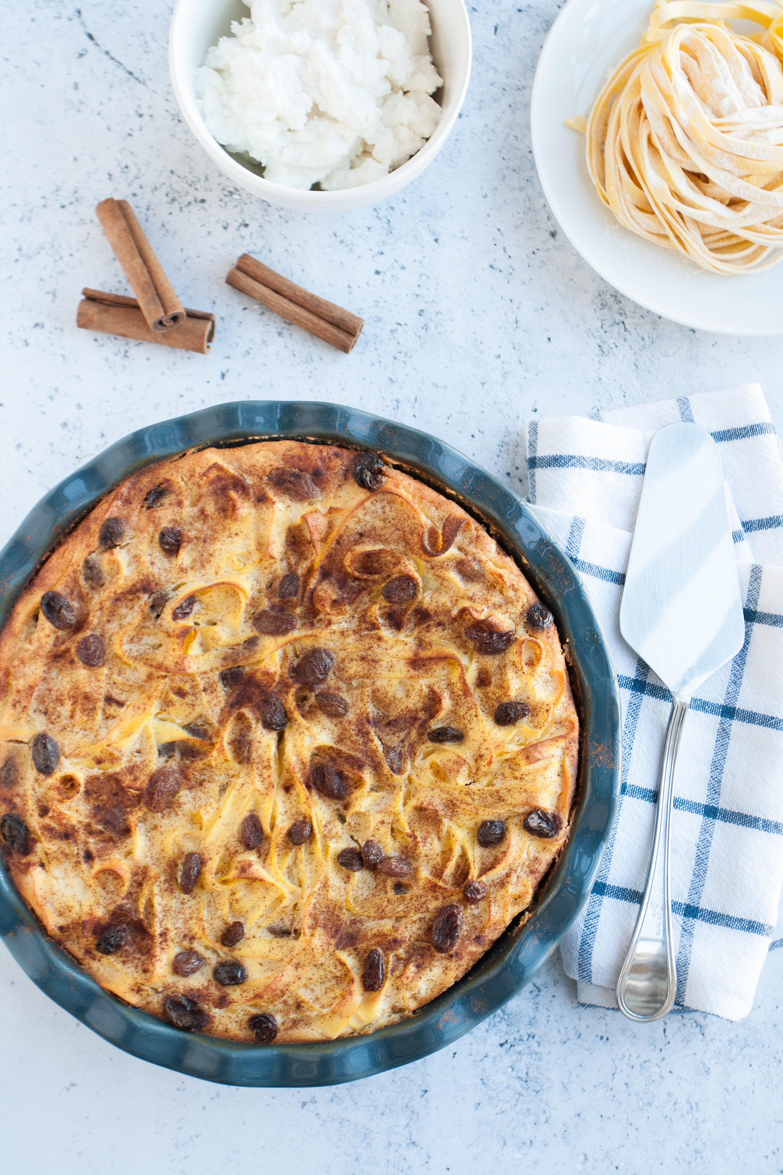 Lokshen kugel, sformato dolce di pasta (essiccata), tipico